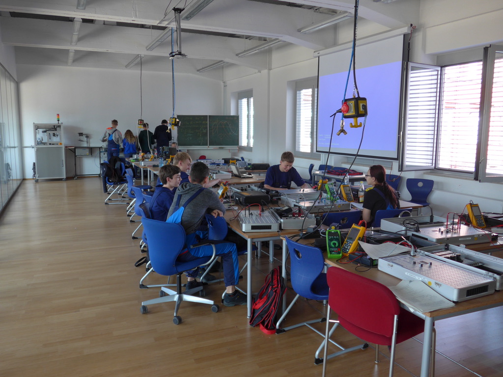 독일 BMW내 Ausbildung 실습현장 - 전기전자 실습 진행중.